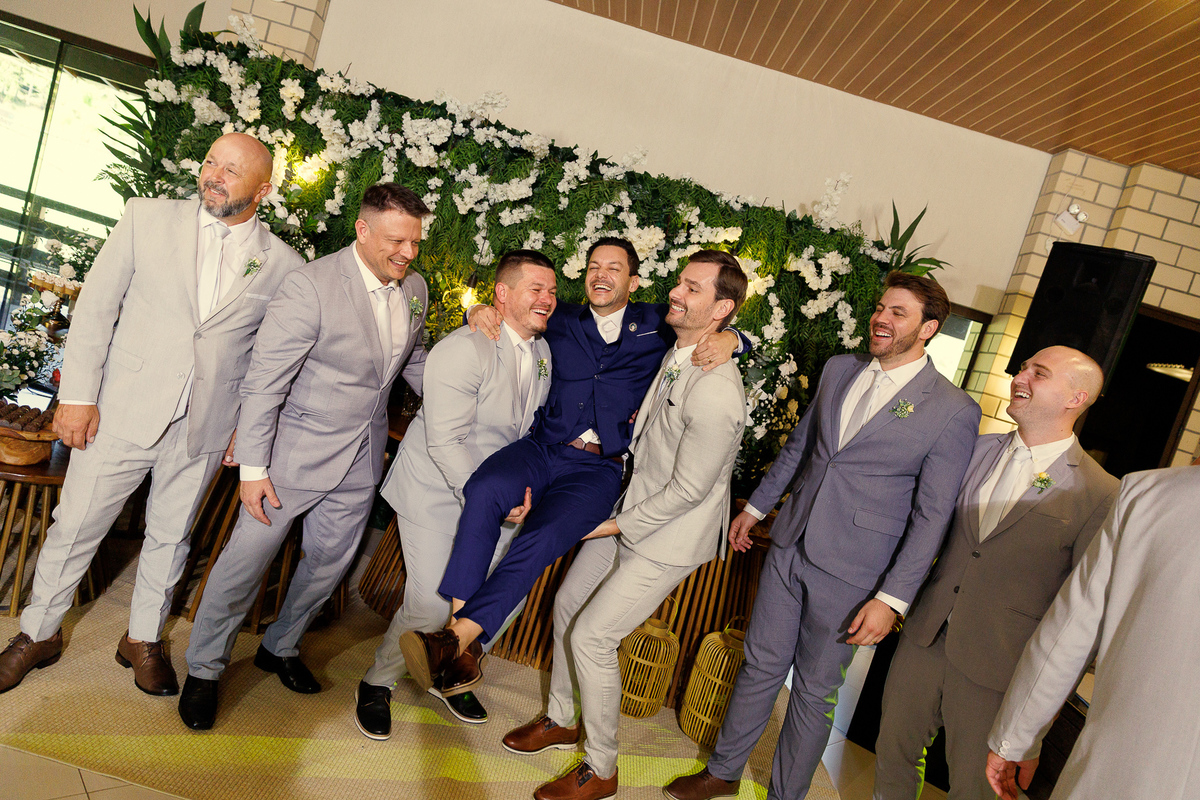 Madrinhas celebrando a entrada dos noivos na recepção de casamento na Cegero.