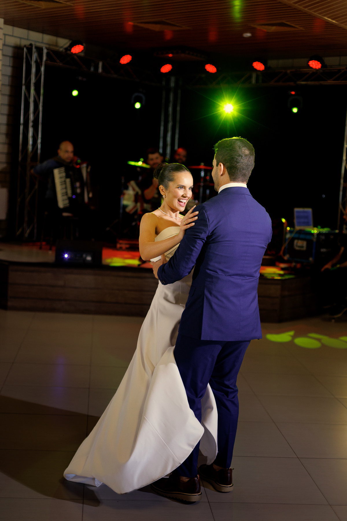 Noivos dançando juntos durante a celebração do casamento.