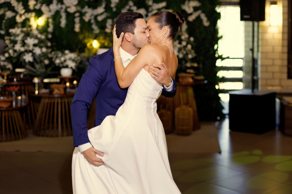 Casal apaixonado durante a dança na recepção de casamento.