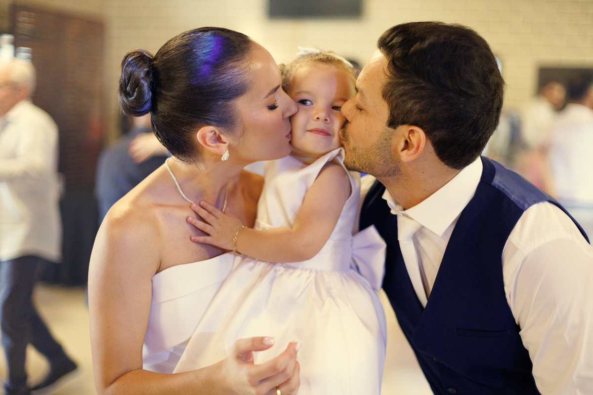 Noivo dançando com criança durante a festa de casamento na Cegero.