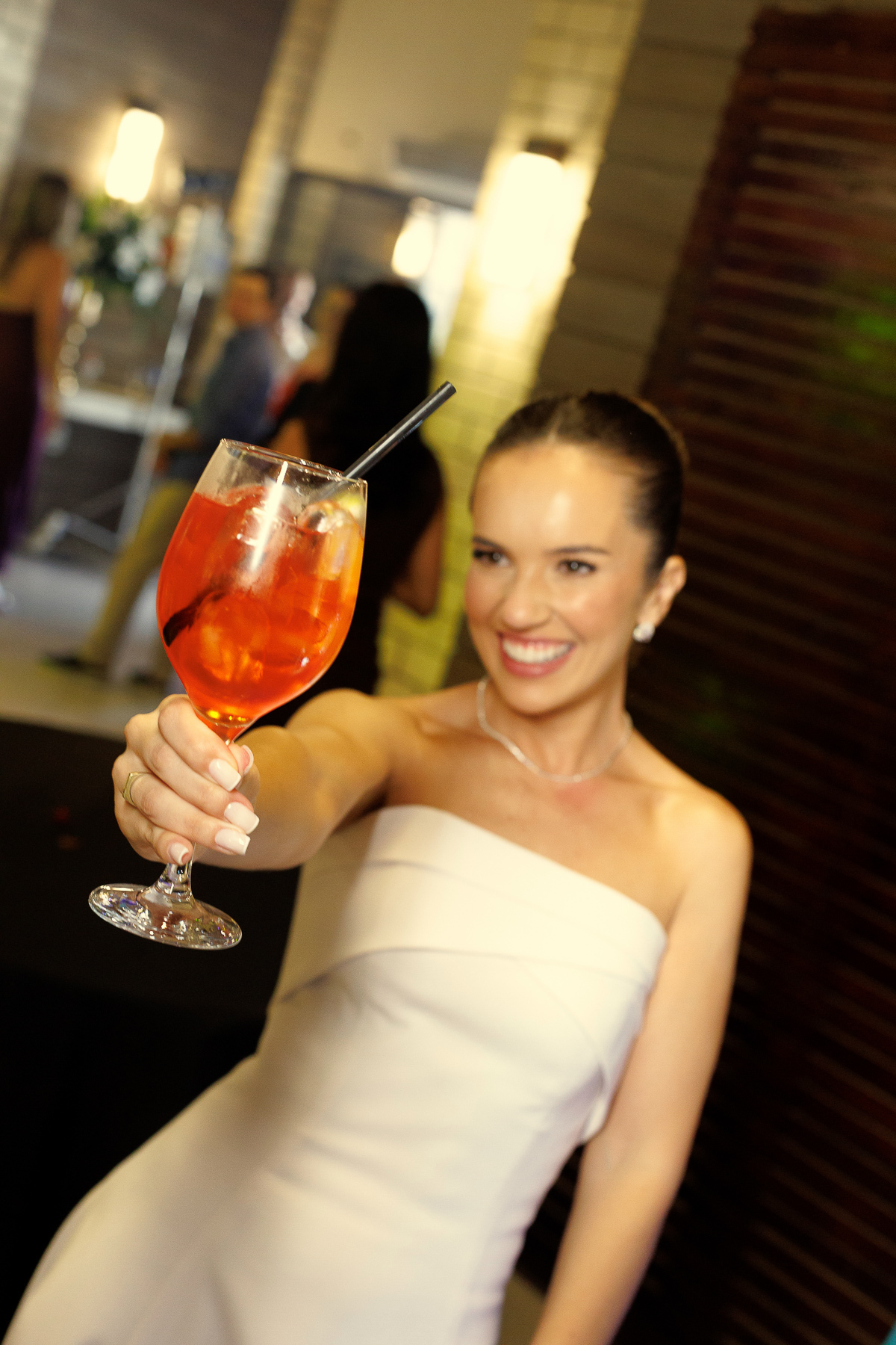 Noiva brindando durante a recepção elegante de casamento.