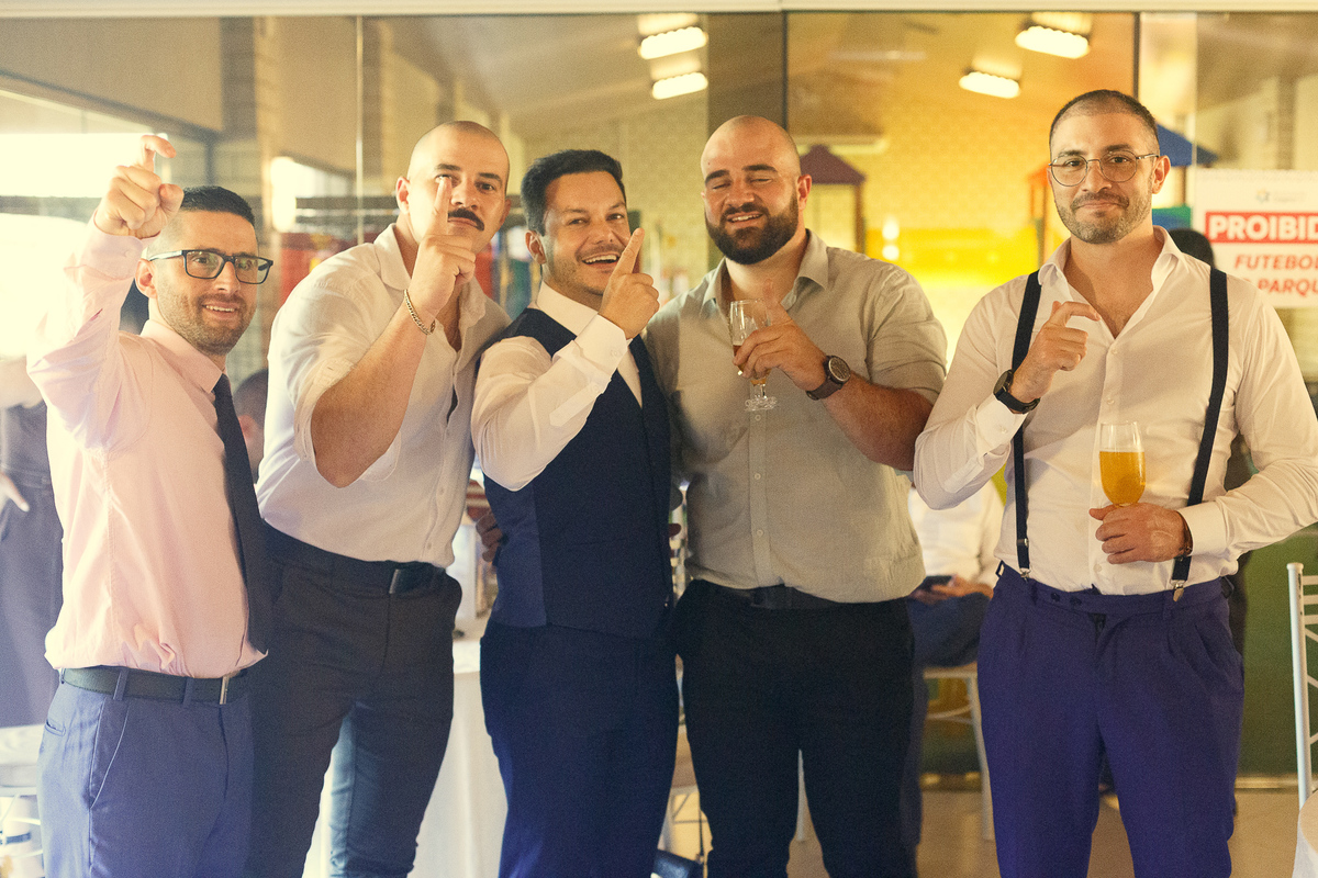 Padrinhos comemorando durante a recepção do casamento.