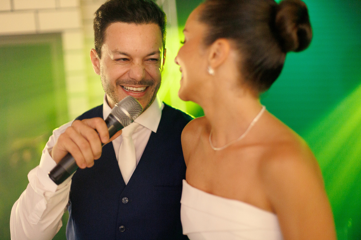 Casal brindando feliz durante a festa de casamento na Cegero.