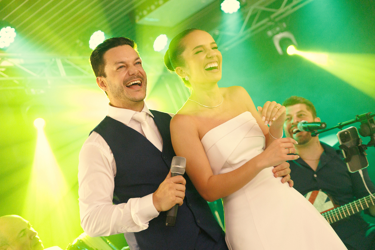 Casal emocionado durante momento especial da festa de casamento.