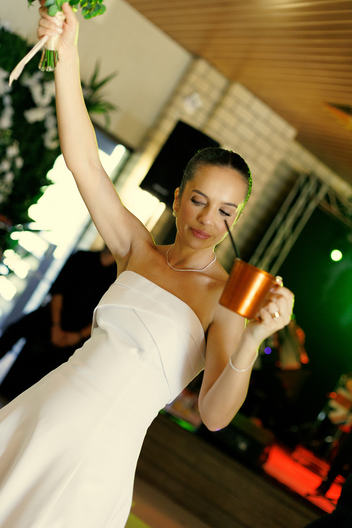 Noiva celebrando na pista de dança cercada pelos convidados.