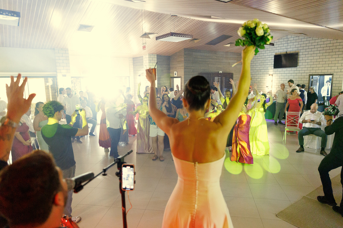Vista ampla da pista de dança durante a recepção de casamento.