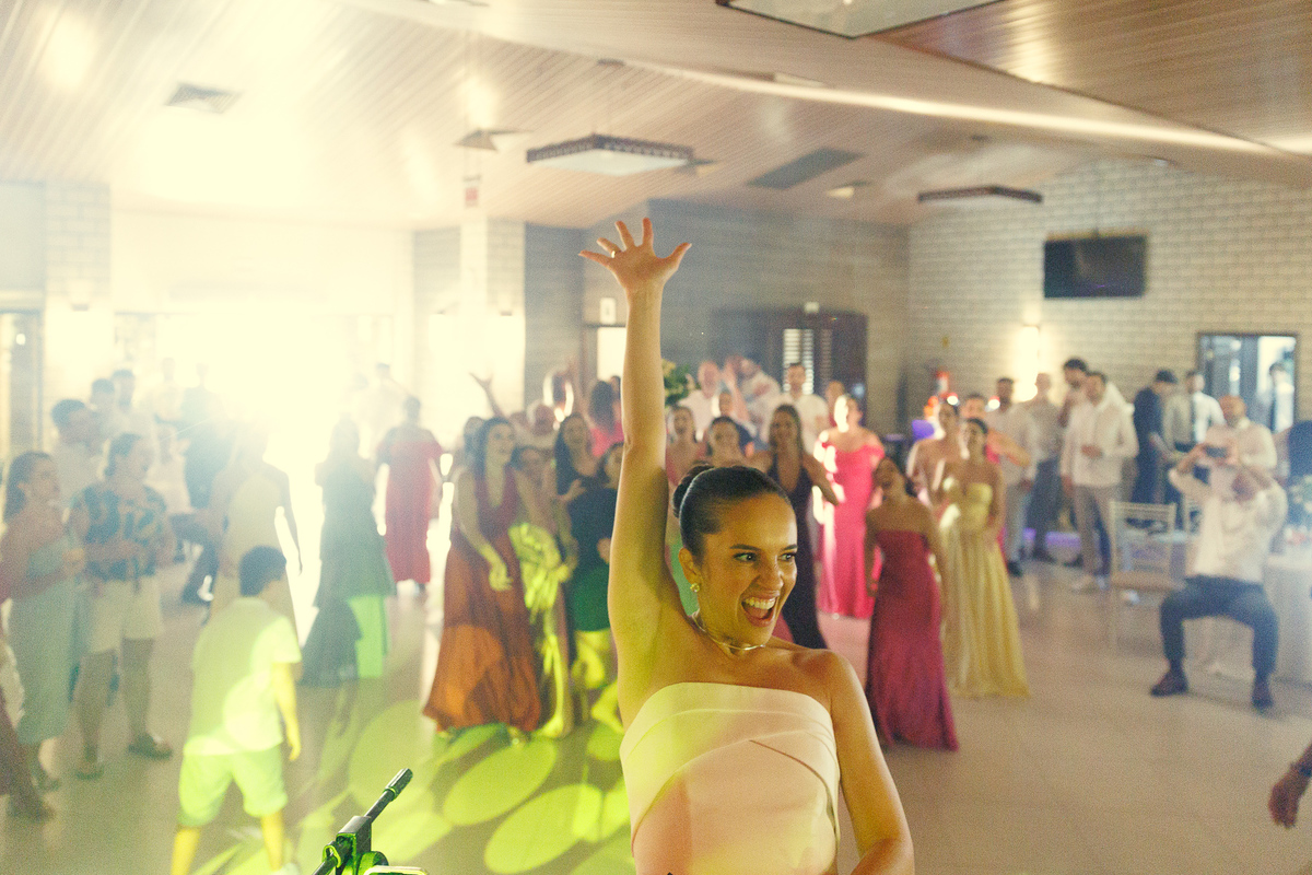 Vista ampla da pista de dança durante a recepção de casamento.