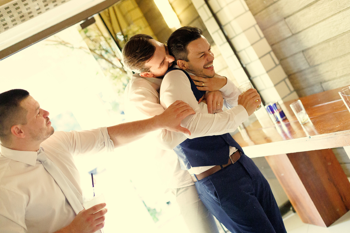 Casal dançando abraçado durante a recepção de casamento.