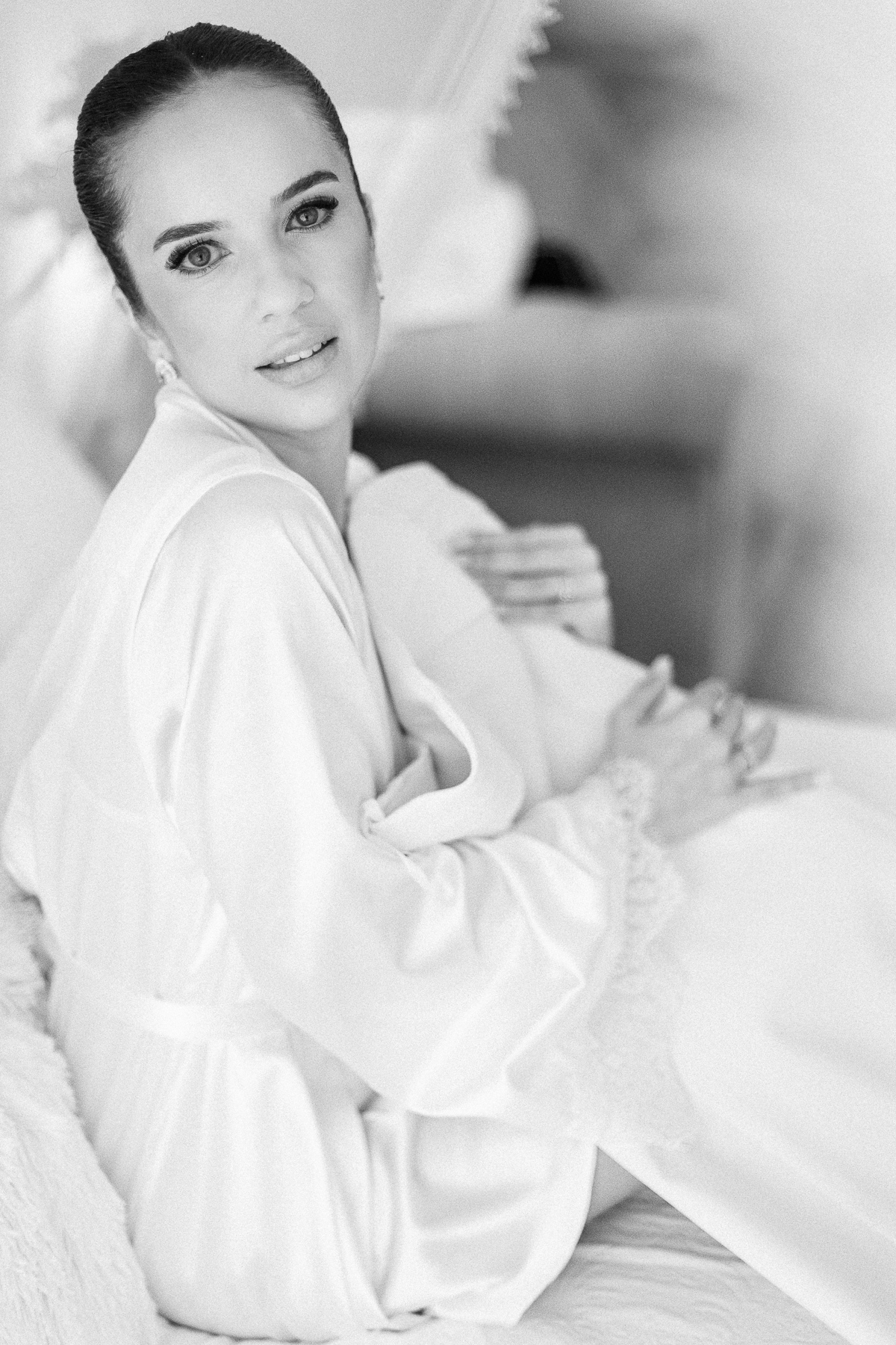 Detalhes do robe da noiva no making of de casamento elegante e atemporal.