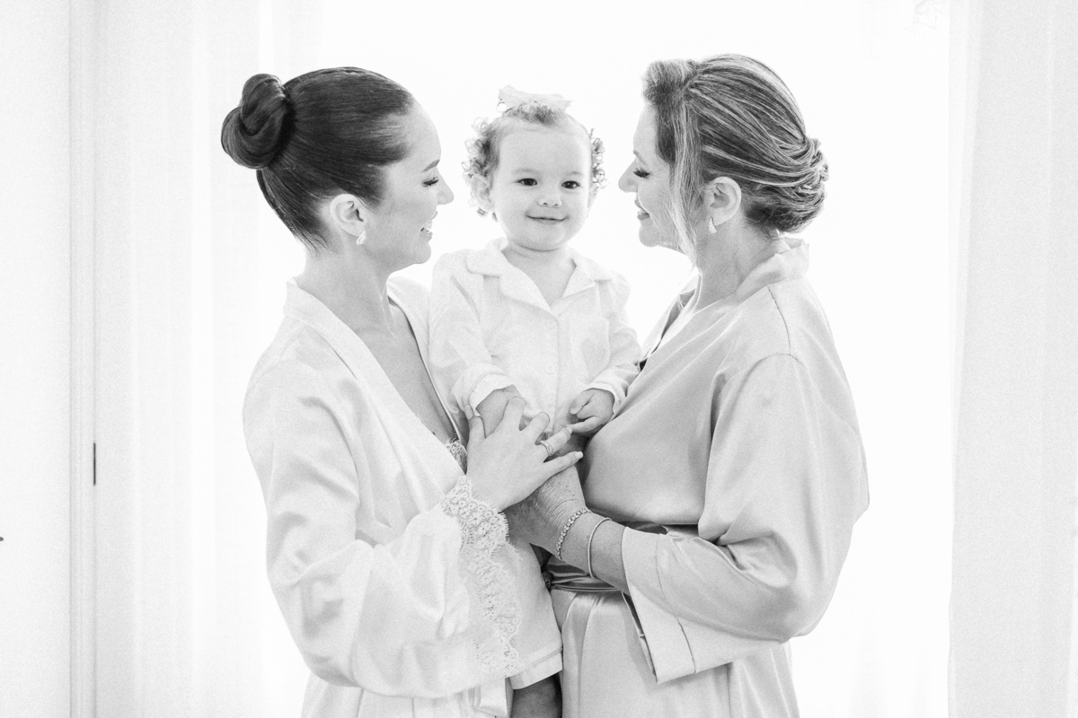 Noiva e mãe compartilhando momento emocionante antes da cerimônia de casamento.