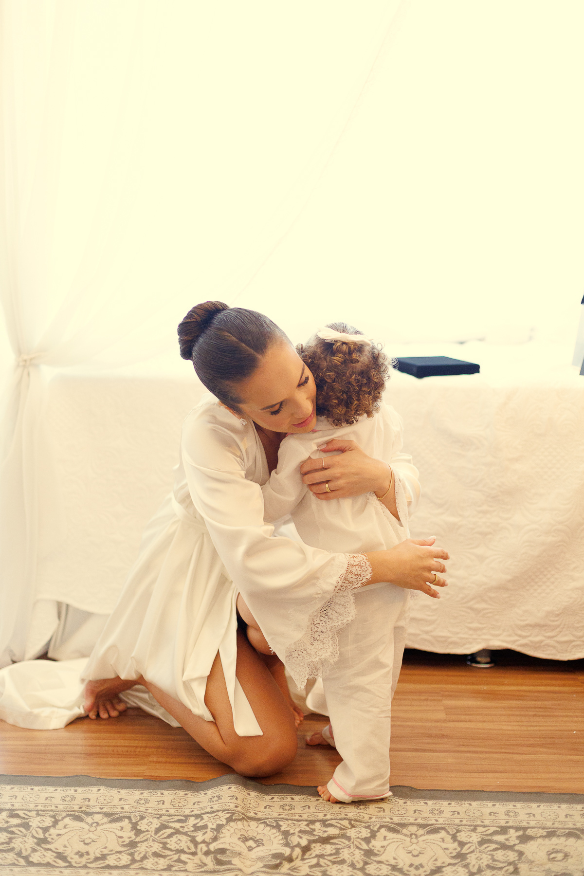 Mãe e filha em momento carinhoso antes do casamento emocionante.