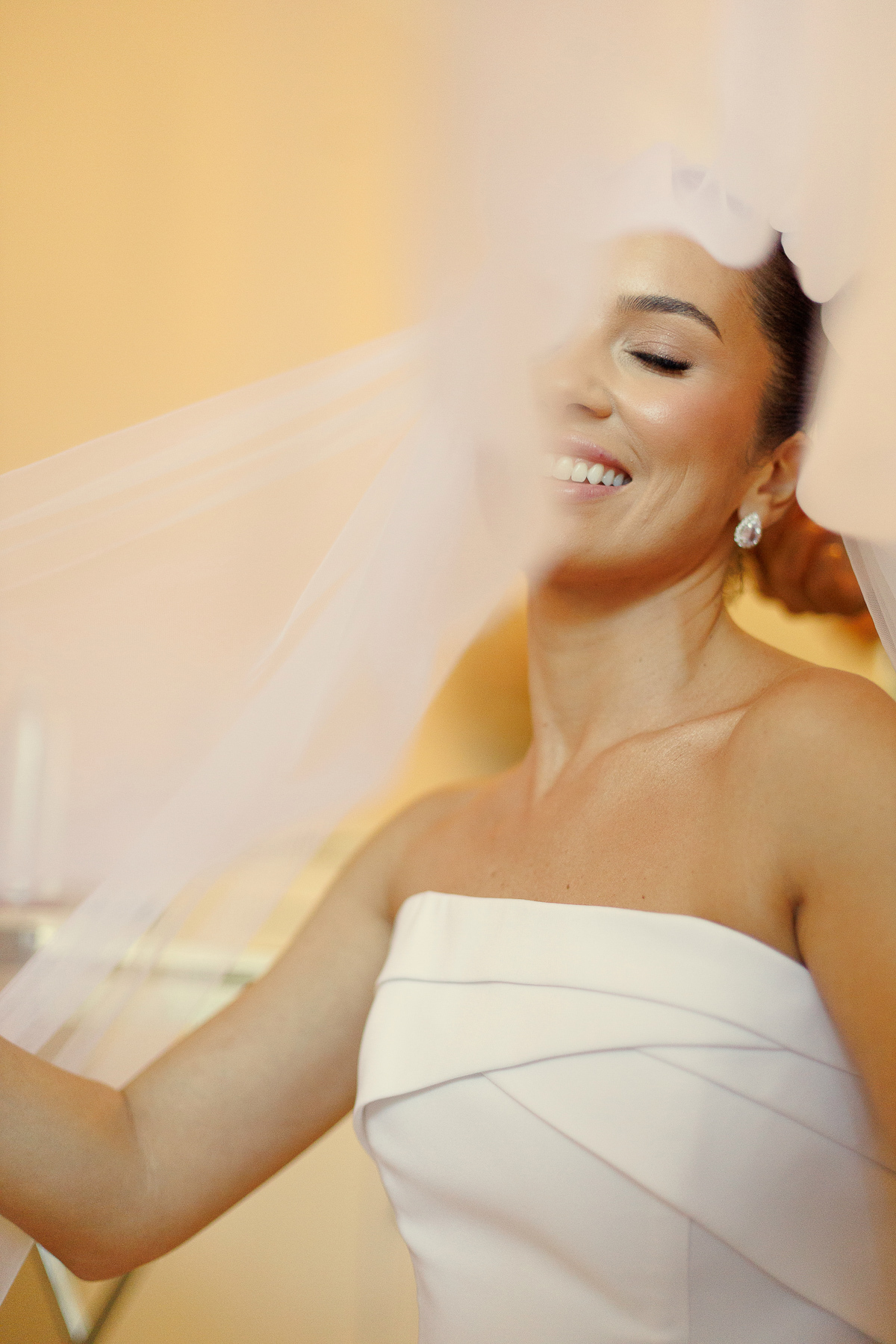 Close da noiva sorrindo durante os preparativos do casamento.