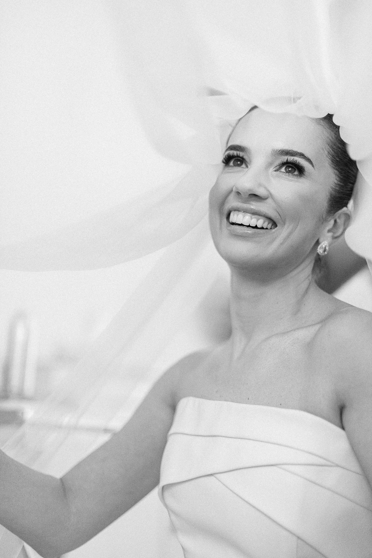 Retrato espontâneo da noiva sorrindo antes da cerimônia de casamento.