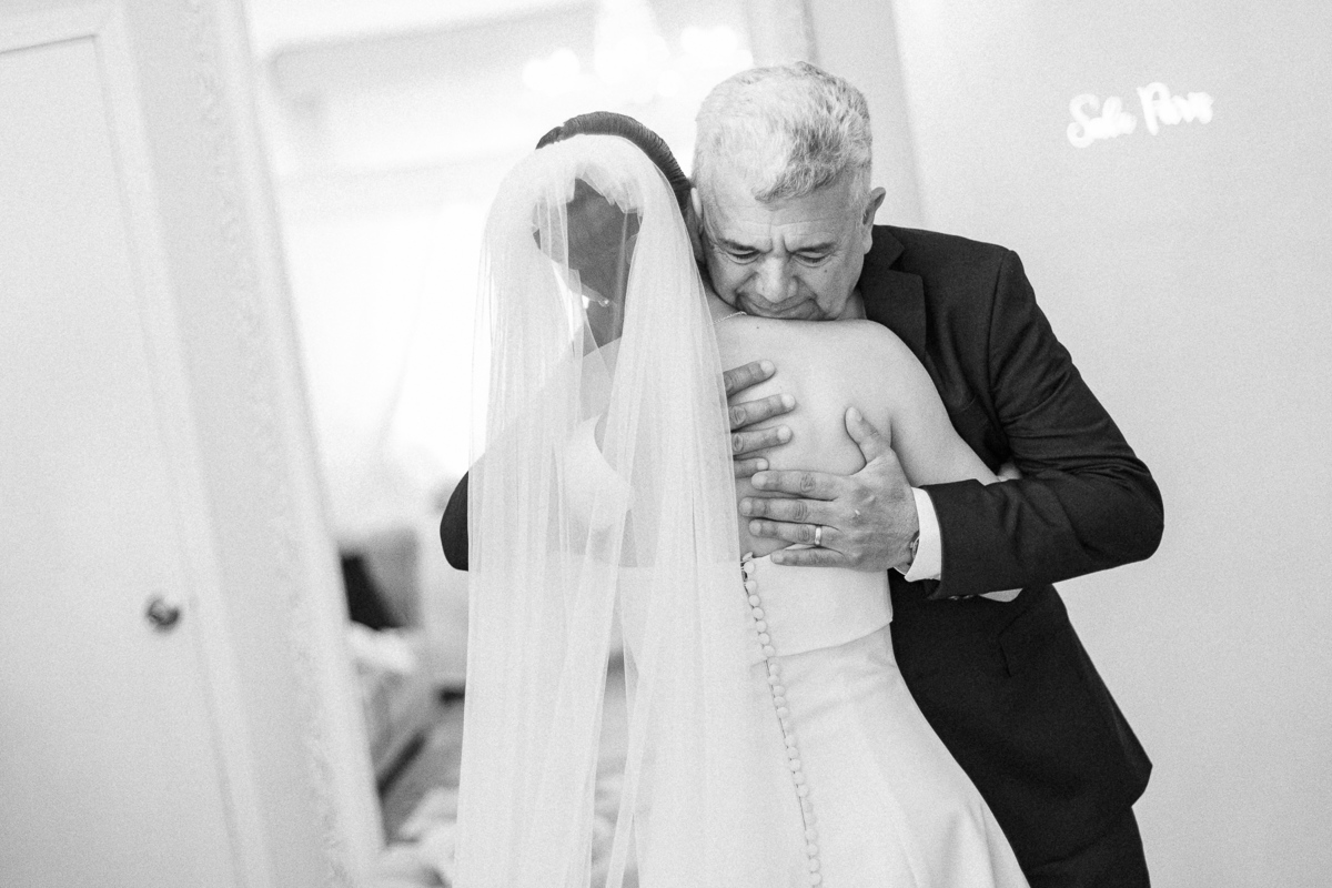 Pai emocionado vendo a noiva pronta antes do casamento na Igreja da Taipa