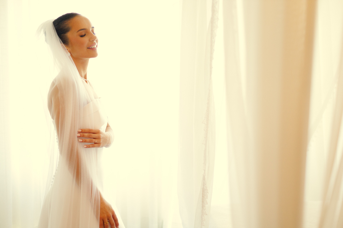 Noiva pronta para entrar na cerimônia de casamento elegante.