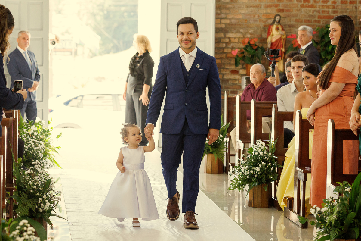 Noivo entrando na cerimônia de casamento com a filha na Igreja da Taipa em Santa Catarina.