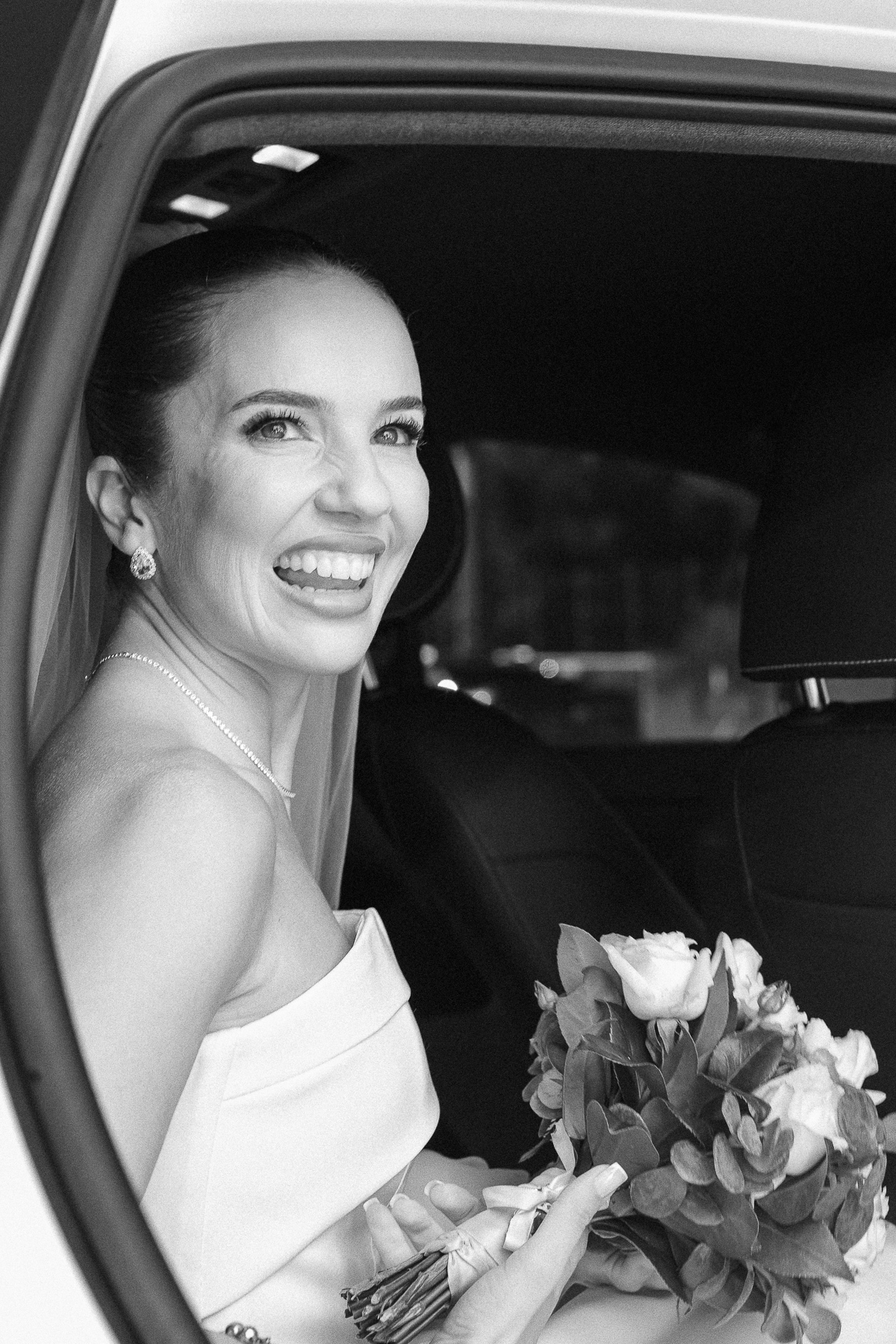 Noiva emocionada dentro do carro antes da cerimônia de casamento.