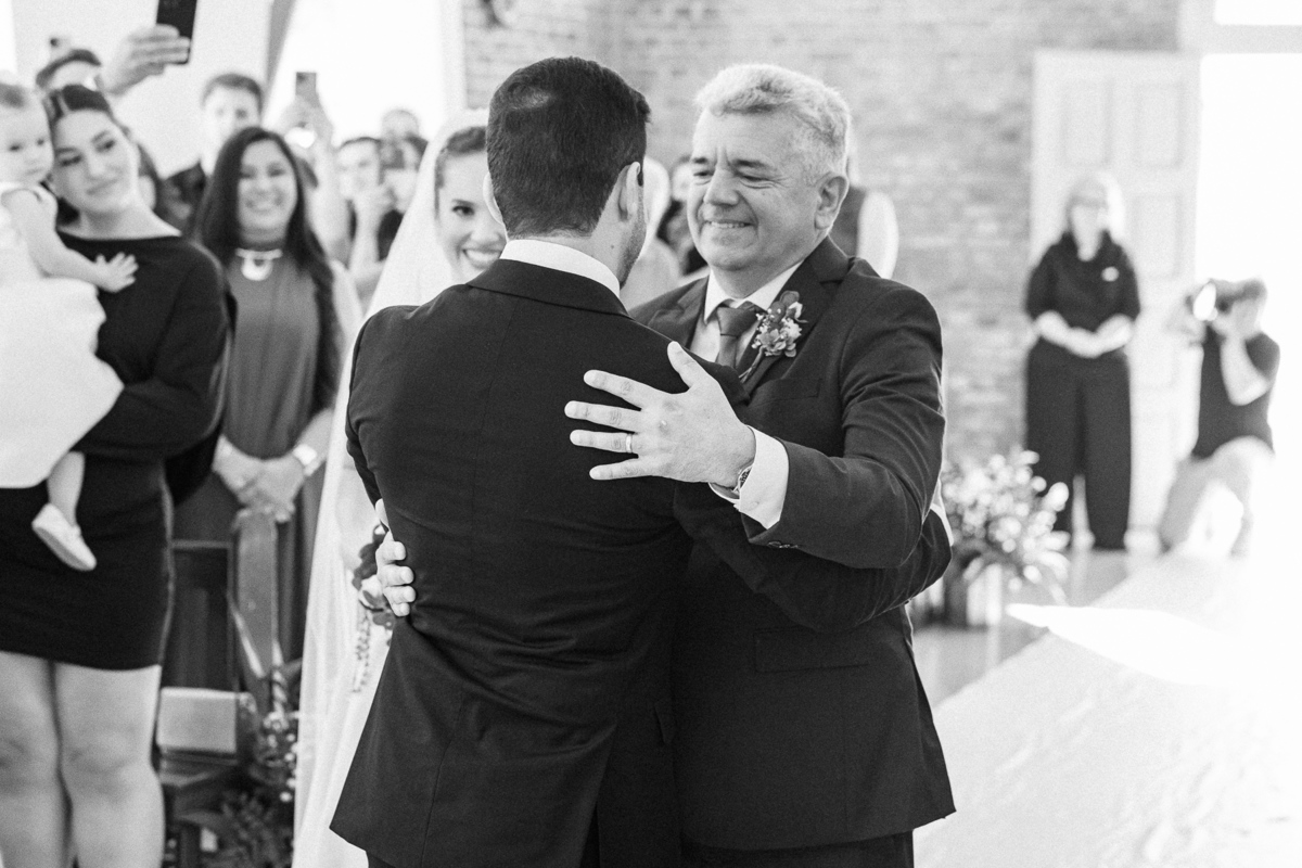 Pai emocionado durante a cerimônia de casamento da filha.