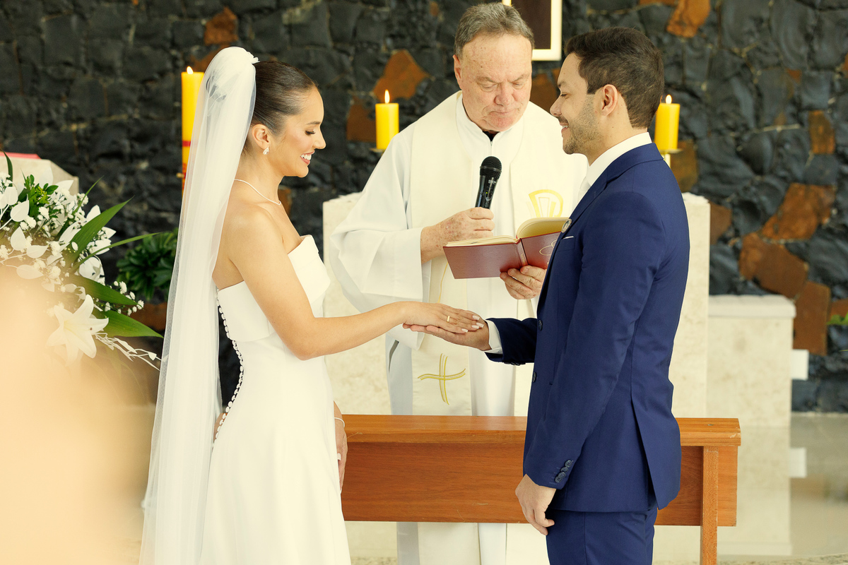 Troca de alianças durante a cerimônia de casamento na Igreja da Taipa.
