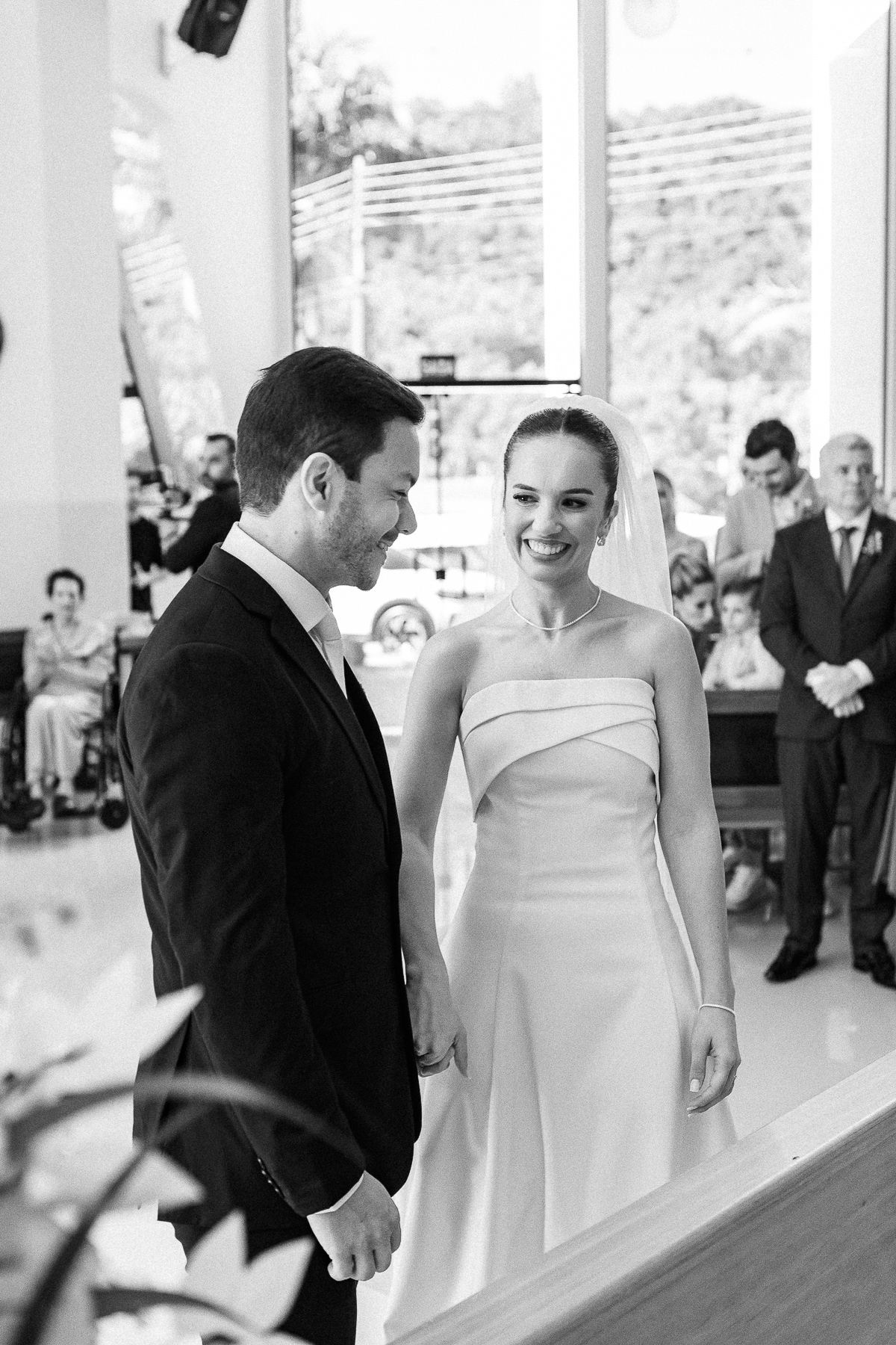 Noivos felizes após a cerimônia de casamento na Igreja da Taipa.