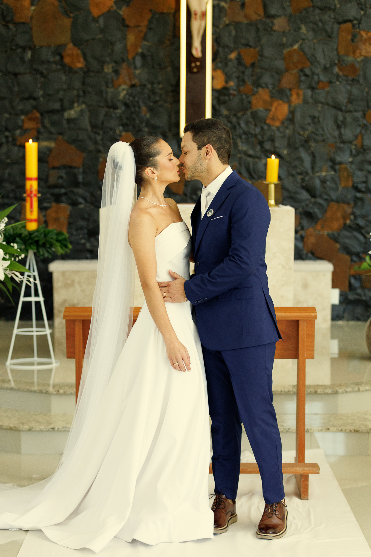 Beijo dos noivos após o casamento na Igreja da Taipa.