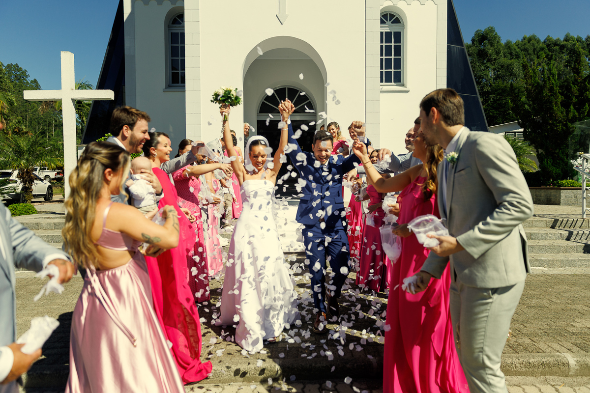 Saída dos noivos da Igreja da Taipa com celebração dos convidados.