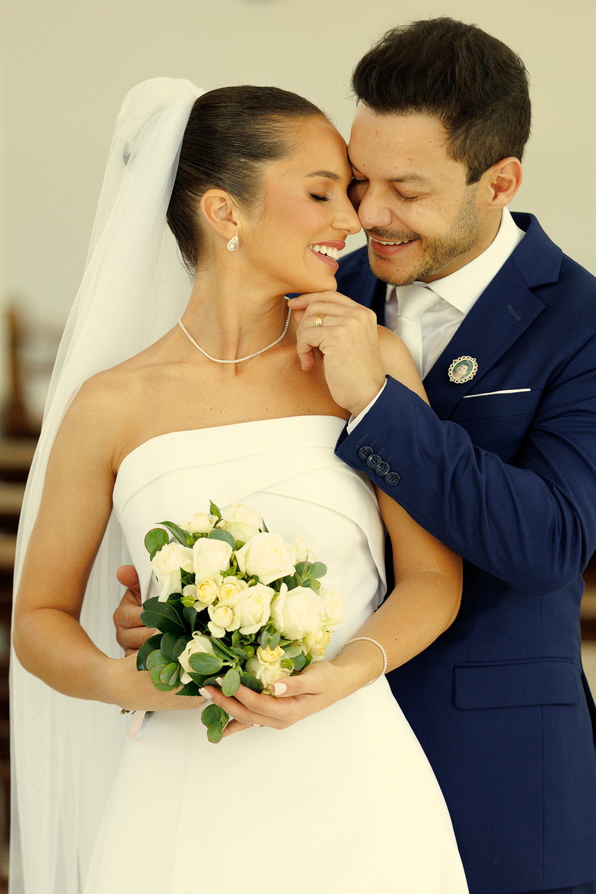 Detalhe delicado da noiva com o buquê durante o casamento.