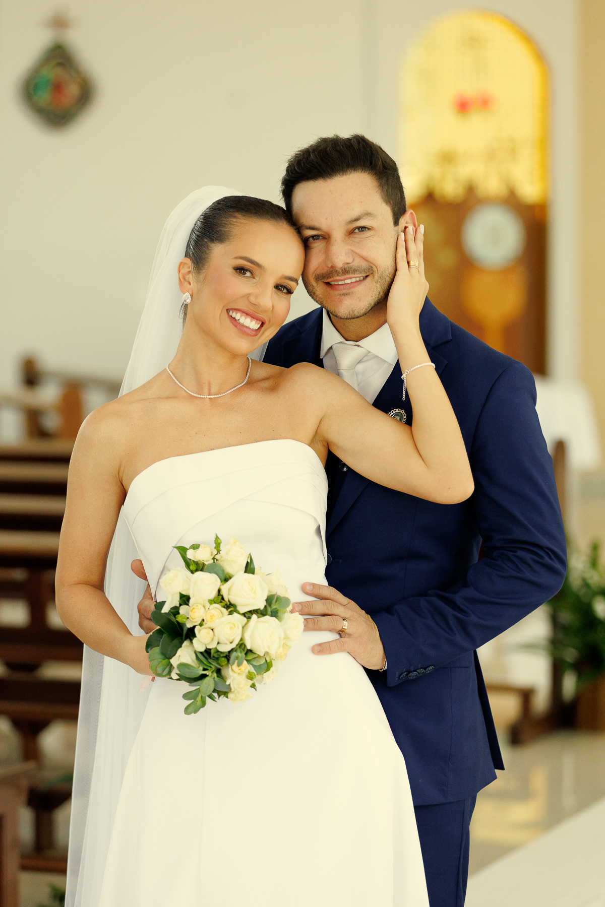 Retrato romântico dos noivos após a cerimônia de casamento.Ensaio romântico dos noivos em arquitetura moderna após o casamento.