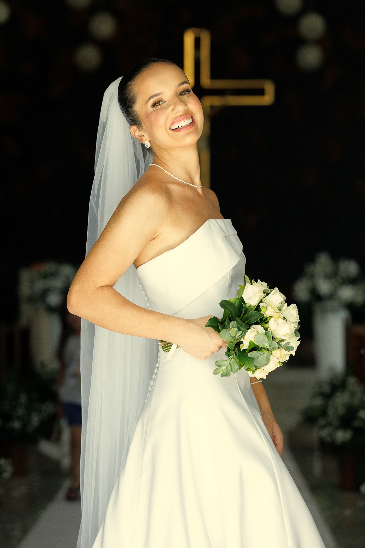 Detalhe do vestido da noiva e do buquê durante ensaio de casamento.