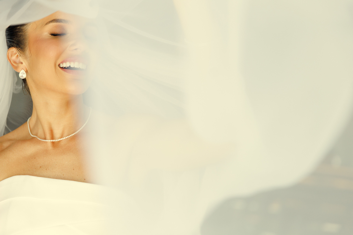 Retrato delicado da noiva com o véu durante o ensaio pós-casamento.