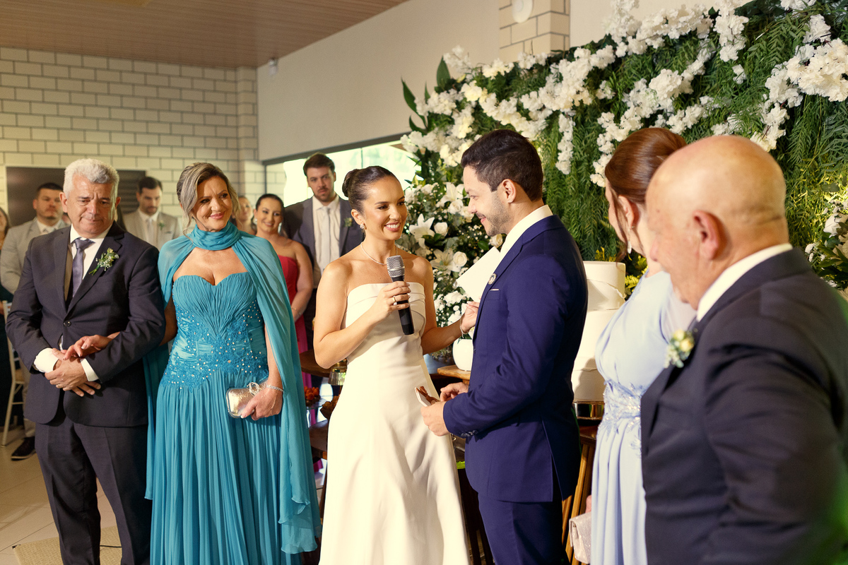 Convidados emocionados acompanhando a cerimônia de casamento.Noiva sorrindo emocionada durante a celebração do casamento.