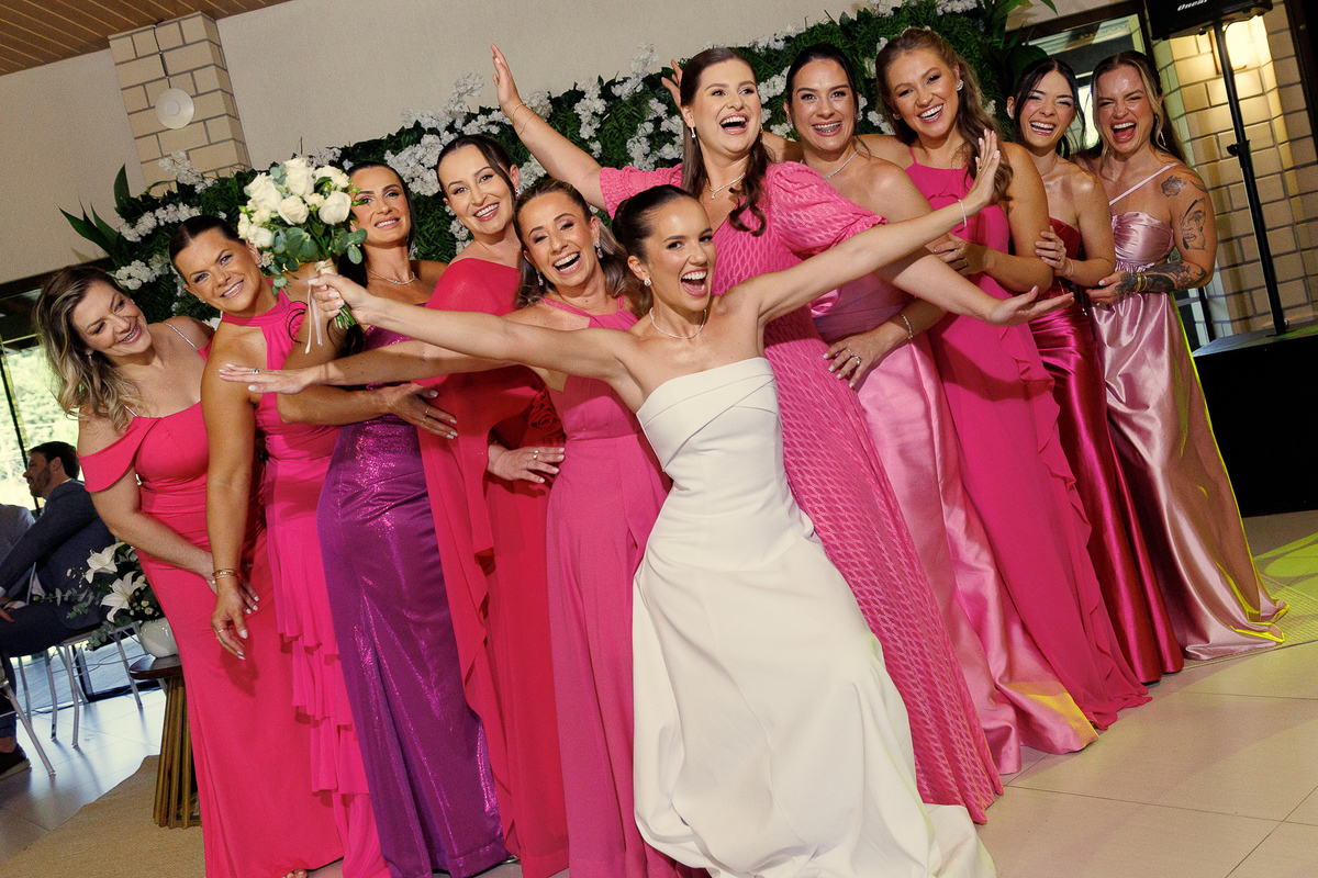 Madrinhas celebrando a entrada dos noivos na recepção de casamento na Cegero.