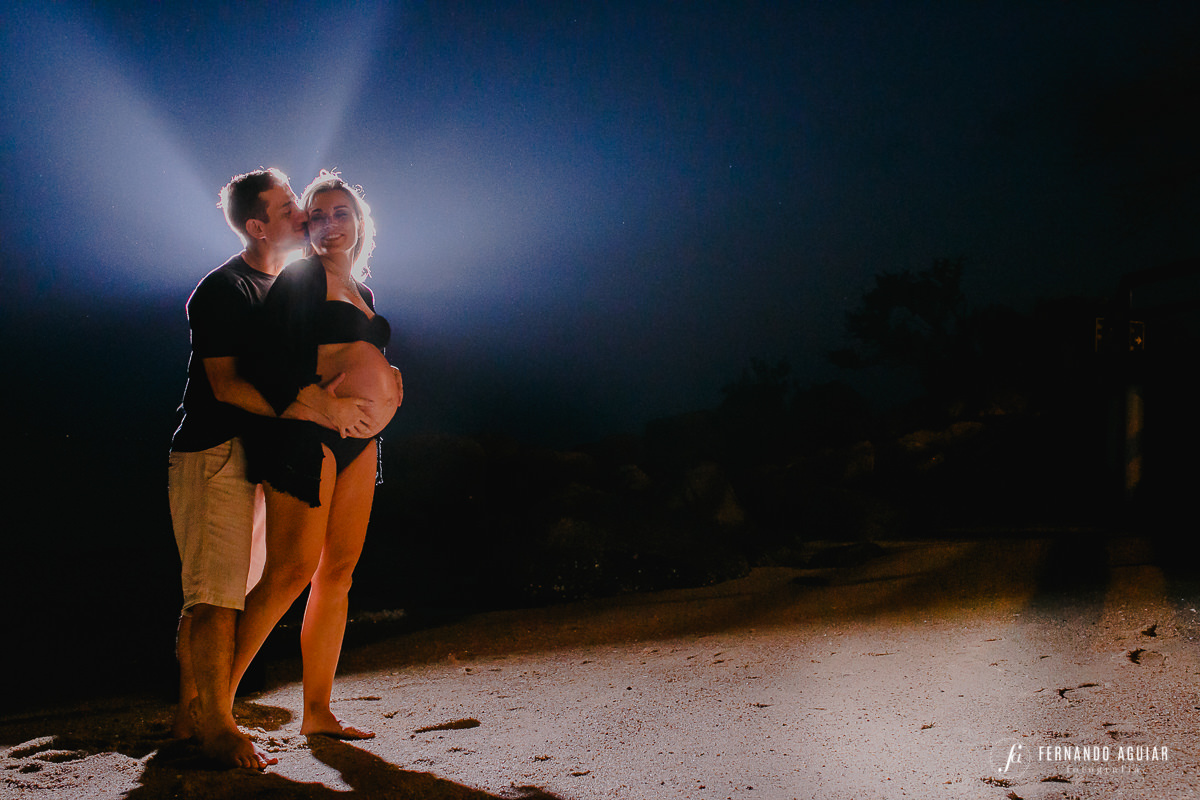Casal na praia. Ensaio gestante.