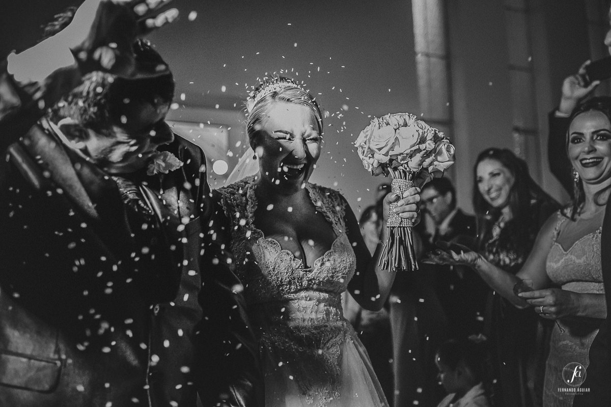 chuva de arroz na saída dos noivos