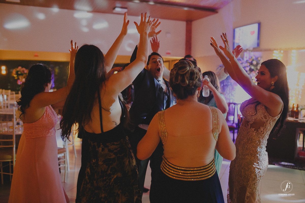 noivo e convidados dançando 