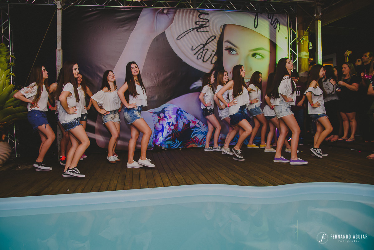 dança de 15 anos com amigas