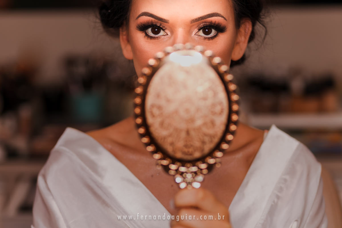 noiva se olhando no espelho no salão Daniela Nagel em Orleans durante o making of 