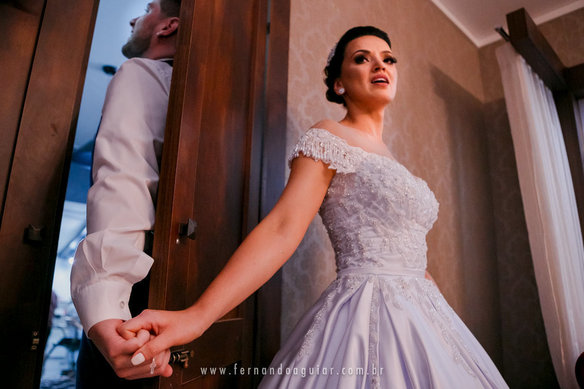 noivos se encontra durante o making of do casamento e se tocam antes da cerimonia