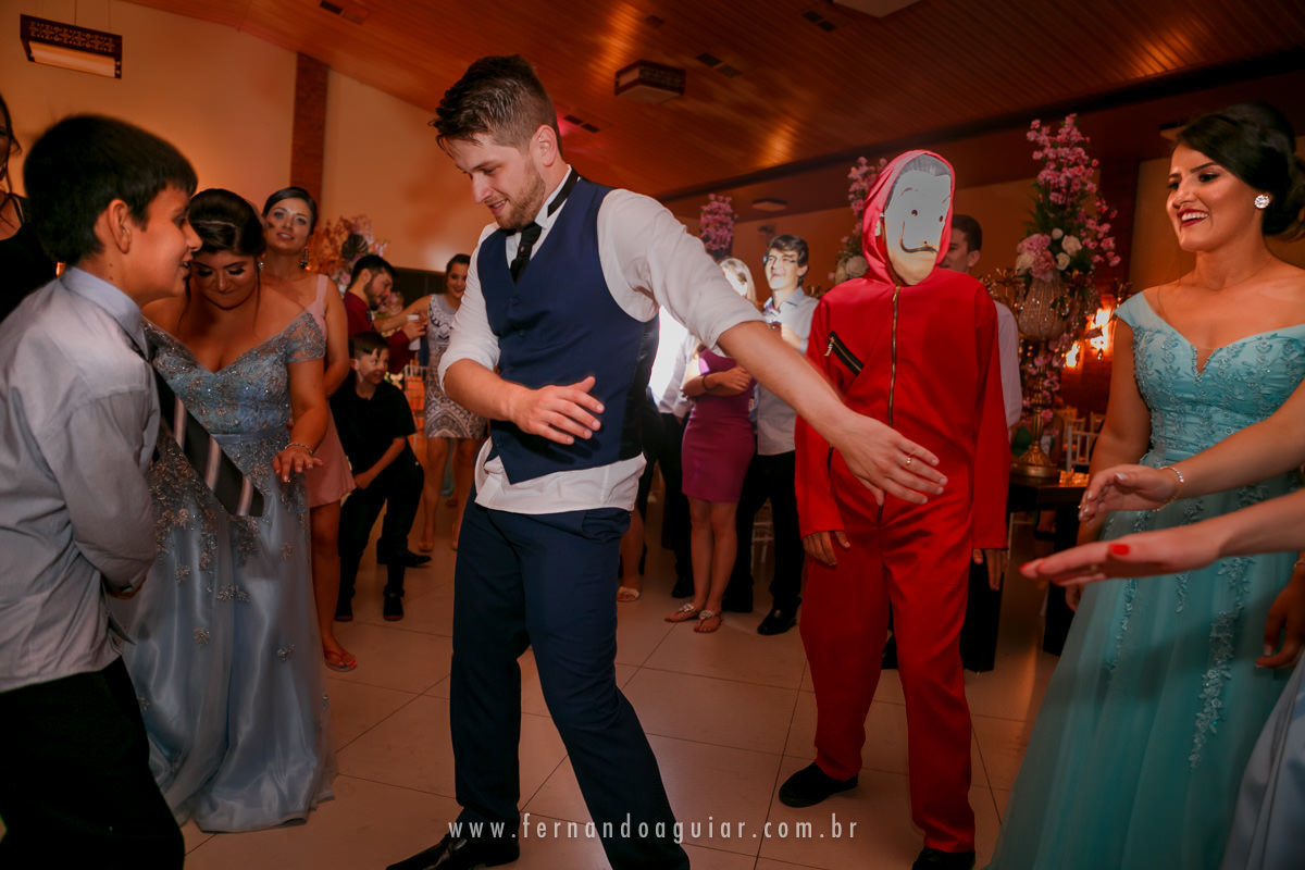 noivo dançando vraw com os convidados 