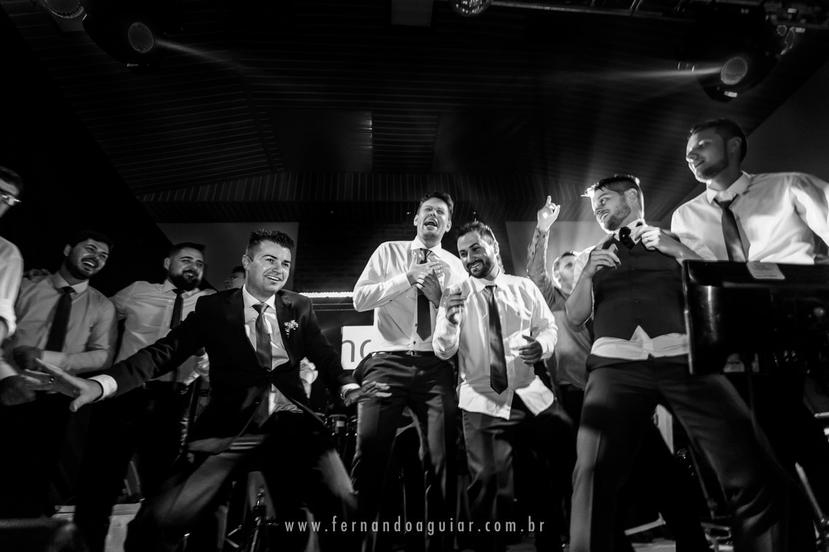noivo com os padrinhos cantando juntamente com a banda musical fernandus