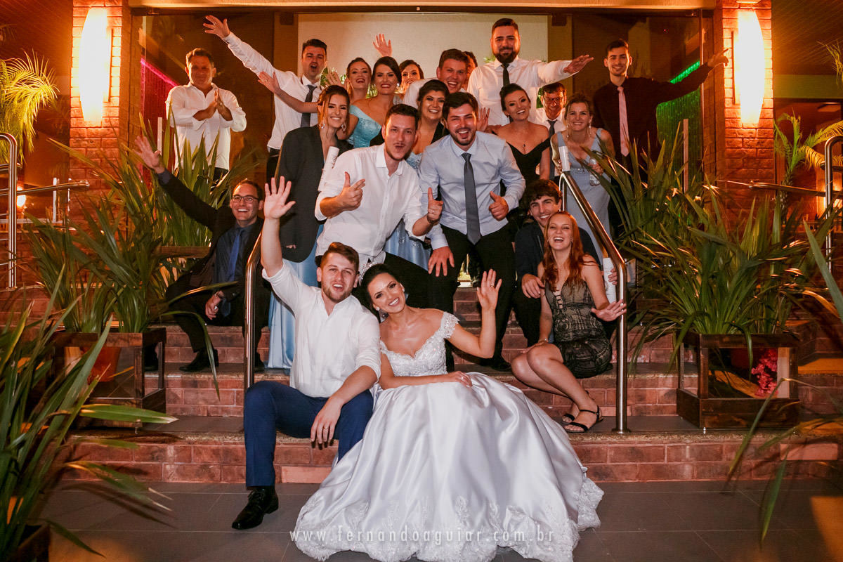 retrato final do convidados apos o fim do casamento 