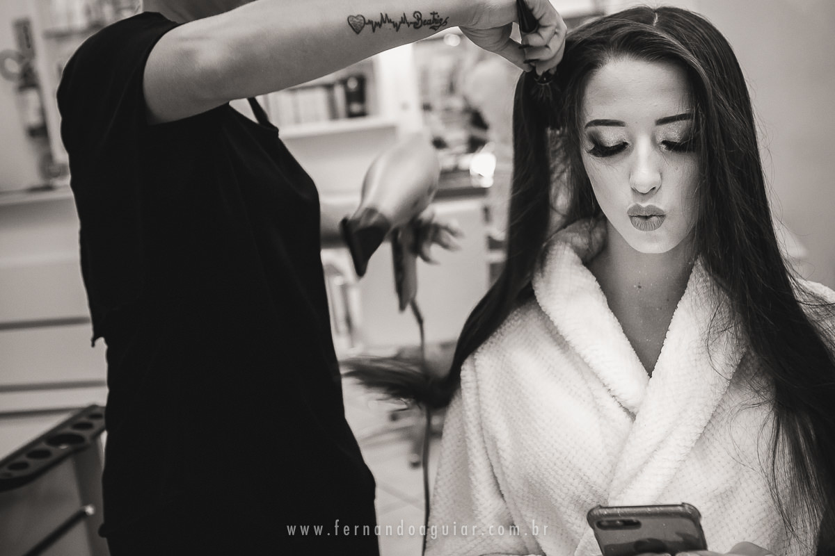 aniversariante nos preparativos do penteado