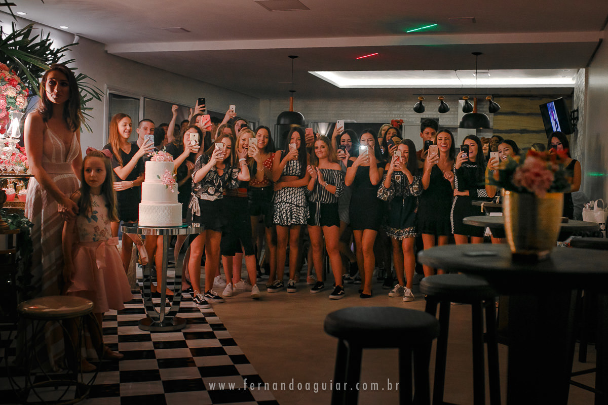 amigos recepcionando a aniversariante na sua festa surpresa