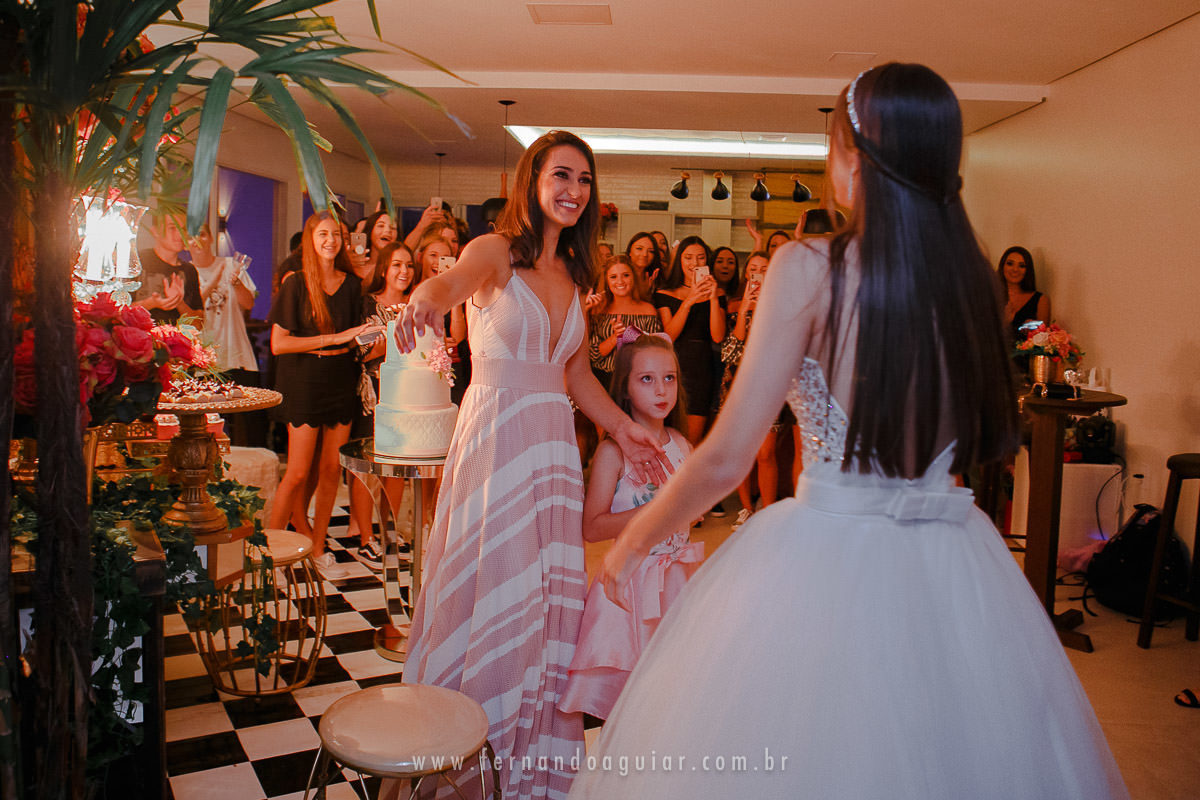 mae recepcionando a debutante