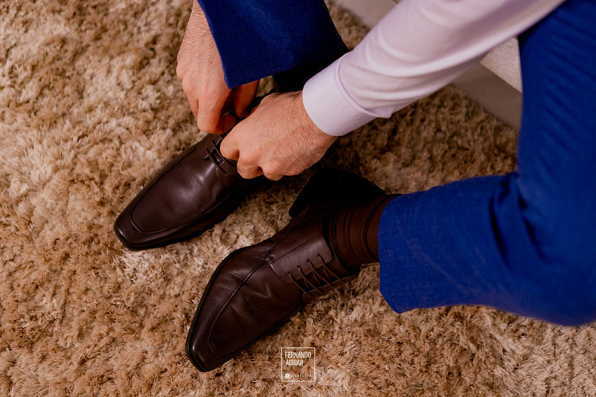 noivo colocando sapatos