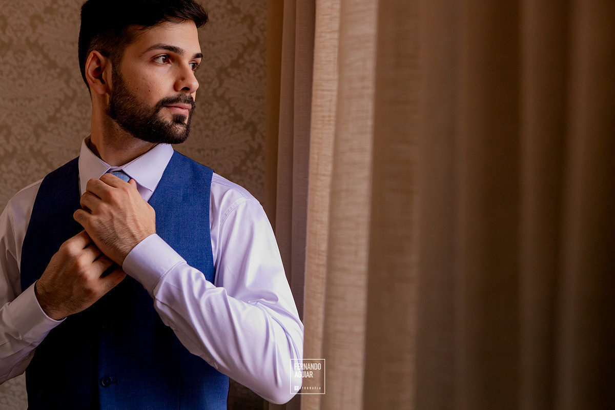 noivo colocando gravata