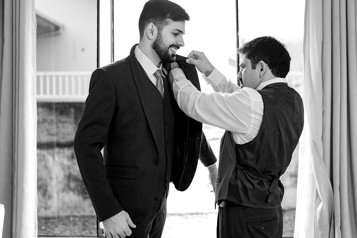 noivo colocando o terno com seu sogro