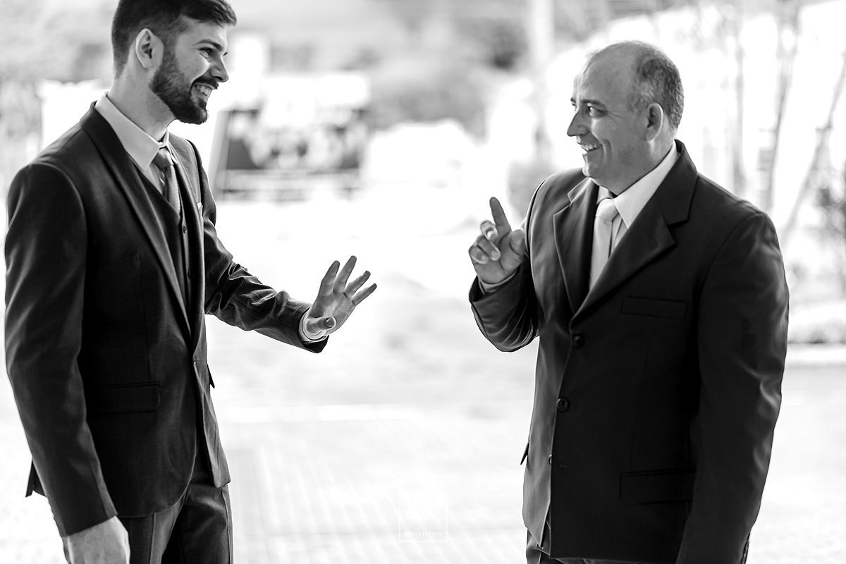 noivo na porta da igreja