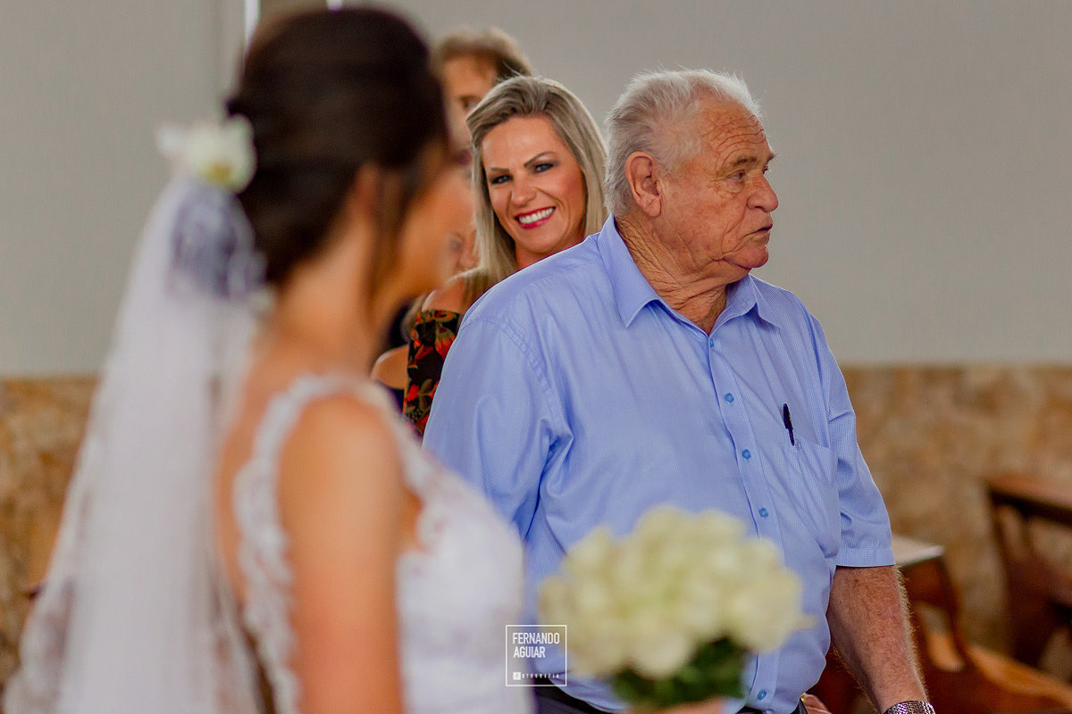 convidados admirando a noiva