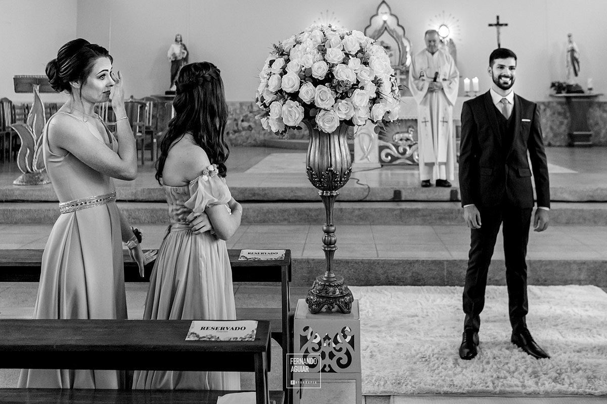 madrinha emocionada entrada noiva